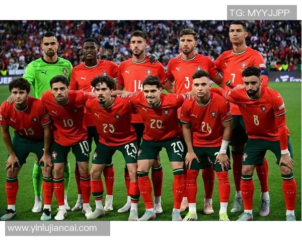 足球明星激情亲吻球场瞬间定格足球魅力与梦想的完美结合